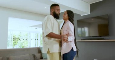 Çeşitli çiftler modern oturma odasında koltuk ve dekorasyonlarla yıldönümlerini kutluyorlar. Kutlama, samimiyet, modern, mutluluk, aşk, konfor, neşe, yaşam tarzı