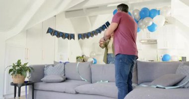 Yaşlı çift doğum günü sonrası temizlik yapmaya başlıyor. Tabak taşıyorlar, oturma odasında konfeti süpürüyorlar. Konut, yerli, kutlama, neşeli, temizlik, gündelik, yaşam tarzı