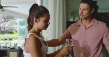 Nişan yüzüğü takmadan önce bir çift şarap yudumluyor ve evlilik bağını kutluyor. Romantizm, kutlama, sevgi, yakınlık, mutluluk, açık hava, zarafet