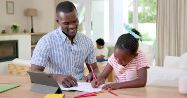 Afrika kökenli Amerikalı baba ve kız modern evde oturuyor, tablet, kalem ve kağıt kullanıyorlar. Yaratıcılık, etkileşim, öğrenme, oyunculuk, modern, eğitim, aile, güneş ışığı