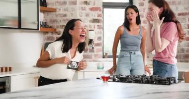 Çeşitli bayan arkadaşlar mermer adada durup ultrason izlerini görüp gülüyorlar, kollarını birleştiriyorlar. Arkadaşlık, kutlama, bağlılık, mutluluk, neşe, modern, samimi