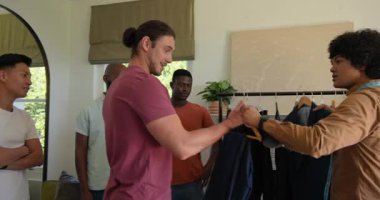 Afro-Amerikalı terzi, oturma odasında bant örüyor, takım elbise giyiyor ve arkadaşlarını ölçüyordu. Terzilik, moda, zanaat, profesyonel, sıradan, iç mekan, modern