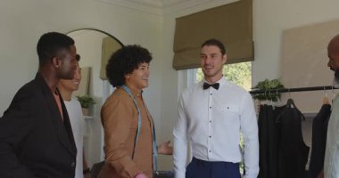 Farklı erkek arkadaşlar soyunma odasında resmi etkinlik için siyah papyon ve denizci ceketi giyiyor. Moda, tımar, yoldaşlık, zarafet, kişiselleştirme, tarz, takım çalışması