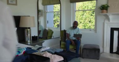 Farklı üst düzey çiftler yatak odasına iki cihazla giriyor, koltuğa tüneyerek tablet keşfediyorlar. Teknoloji, katılım, rahatlık, gündelik, yaşam tarzı, iletişim, etkileşim