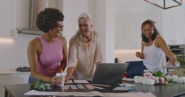 Kıdemli karalama fikirlerinden başlayarak, çeşitli bayan arkadaşlar mutfak adasında gelin tacı yapmayı planlıyorlar. İşbirliği, arkadaşlık, yaratıcılık, zanaat, paylaşım, kutlama, modern