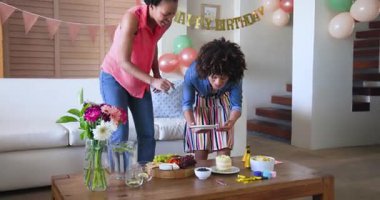 Evde doğum günü kutlaması, çeşitli kadın çiftler gülümseyerek ve sevinçle el ele tutuşarak. Arkadaşlık, kutlama, mutluluk, kapalı alan, aşk, bağ