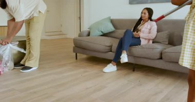 Çeşitli aileler kızlarının modern oturma odasında okula hazırlanmasına yardım ediyor, mutlu hissediyorlar. Aile, ebeveynlik, hazırlık, mutluluk, modern, işbirliği, yaşam tarzı