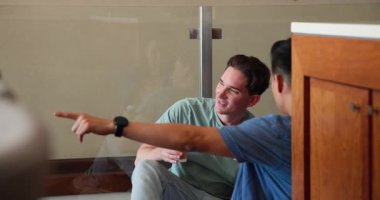 Çeşitli erkek çiftler evlerinde oturup kahkahalarla kahkahalar atıyorlar, fotokopi çekiyorlar. Çeşitli erkek çiftler, kaynaşma, sohbet, birliktelik, rahatlama, rahatlama