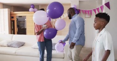 Doğum günü kutlaması için mor balonlarla dekore edilmiş bir oturma odası. Evde kendimi neşeli hissediyorum. parti, şenlik, dekorasyon, helyum, renkli, olay