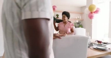 Çeşitli arkadaşlar evde öğle yemeğinin tadını çıkarıyor, kahkahalarınızı ve lezzetli yemeklerinizi paylaşıyorlar. Bağ, yemek, mutluluk, toplanma, birliktelik, mutfak