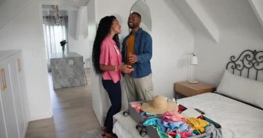 Çeşitli çiftler inceleme listesi, kucaklaşma, kıyafet sıralama ve tavan arası için fermuar çekme. Macera, bağlantı, seyahat, rahatlık, konfor, yaşam tarzı, aydınlık