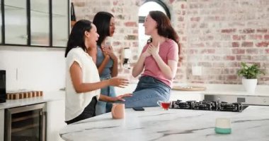 Çeşitli arkadaşlar mutfaktaki arkadaşının avucuna yüzük kutusunu yerleştiriyor, yüzüğü ortaya çıkarıyor, kutluyorlar. Kutlama, dostluk, neşe, sürpriz, sevgi, destek, modern