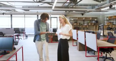 Çeşitli iş arkadaşları modern ofiste kurdele kesiyor, tablet tutuyor ve heyecan gösteriyorlar. Kurdele, işbirliği, kutlama, ofis, takım çalışması, yenilik, nişan