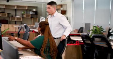 Açık ofiste gelişmeleri kutlayan çeşitli iş arkadaşları, ahşap masalarda karşılıklı gülüşmeler. Kutlama, işbirliği, takım çalışması, ofis, çağdaş, katılım, üretkenlik