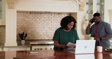 Yetişkin bir çift, evde dizüstü bilgisayar ve kahve fincanıyla evrak işlerini tartışıyor. tartışma, finans, yaşam tarzı, işbirliği