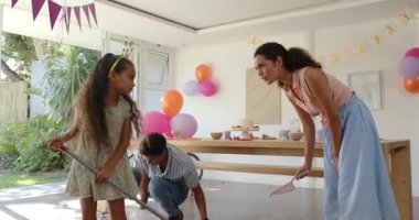 Çeşitli aile temizlik partileri düzenliyoruz. Süpürge ve temizlik malzemelerini neşeli bir şekilde kullanıyoruz. Aile, kutlama, düzenleme, neşe, takım çalışması, organizasyon, ev