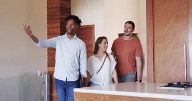 Modern mutfakta Afrikalı Amerikalı bir adam arkadaşıyla konuşuyor, ikisi de nişanlı görünüyor. Konuşma, arkadaşlık, yaşam tarzı, gündelik, etkileşim, birliktelik