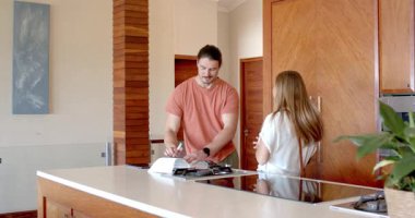 Partide, mutfakta, çiftler belgeleri gözden geçirir ve birlikte planları tartışırlar. Planlama, evrak işleri, tartışma, işbirliği, karar verme, ev