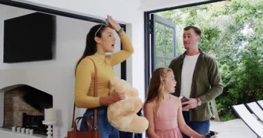 Katlanan kapılar, çeşitli ailelerin evlerine oyuncak ayılarla girmesi ve geri döndüklerinde kucaklaşmaları. Aile, birleşme, eğlence, modern, yaşam tarzı, açık hava, mutluluk