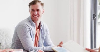 Çift, yatak odasından kravat boyası tulumunu aldıktan sonra kahkahalarını ve bebek paketleme listelerini paylaşıyor. Aile, hazırlık, samimiyet, organizasyon, yerli, neşeli, sıradan