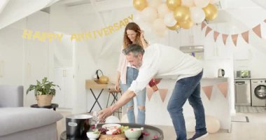 Çatı katında bayrak taşıyan çiftin yıldönümü için gül şarabı ve bardak getirmesi üzerine. Kutlama, samimiyet, lüks, konfor, zarafet, neşe, kilometre taşı.