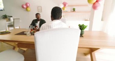 Çeşitli arkadaşlar evde taze salatanın tadını çıkarıyorlar, gülümsüyorlar ve kucaklaşıyorlar. Arkadaşlık, yaşam tarzı, yemek, sağlıklı beslenme, toplama, mutluluk.