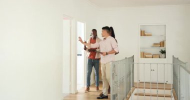 Çeşitli arkadaşlar ellerinde tabletle ahşap döşemeli, modern bir evde sohbet ediyorlar. Parlak, minimalist, etkileşim, birlik, yaşam tarzı, bağlılık, ferah