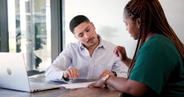 Çeşitli iş arkadaşları modern ofiste başarıyı kutluyor, gülümsemelerini paylaşıyor ve dizüstü bilgisayarlarını kalemle tutuyorlar. Başarı, takım çalışması, işbirliği, modern, çalışma alanı, başarı, profesyonel