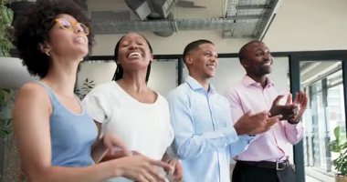 Çeşitli meslektaşlar modern ofiste alkışlıyor ve gülümsüyor. İniş sözleşmesini sevinçle kutluyorlar. Kutlama, takım çalışması, başarı, başarı, modern, neşeli, profesyonel