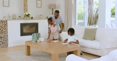 Modern evdeki kahve masasında kırtasiye ve bitki kullanarak oynayan Afrikalı Amerikalı kardeşler. Çocuklar, kardeşler, etkileşim, rahat, yaratıcılık, ev, oyun