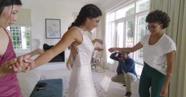 Gelin ve nedimeler süitte dikiliyor, fotoğrafçı açıları çekerken dantel elbiseye hayran kalıyorlar. Düğün, kutlama, kadınlık, zarafet, arkadaşlık, neşe, lüks