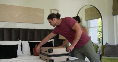 Yaklaşan seyahat planları, bavul hazırlama, pasaport gösterme, kucaklaşma ve tekerlekli bagaj. Tatil, seyahat, paketleme, macera, keşif, rahatlama, yolculuk