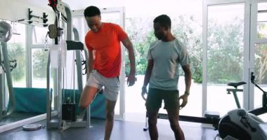 Spor yaparken, Afrikalı Amerikalı erkekler spor salonunda spor ve koordinasyon üzerine yoğunlaşıyorlar. Egzersiz, antrenman, kardiyo, takım çalışması, sağlık, egzersiz.