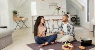 Yıldönümü bayrağını taşıyan, flüt çalan, üzüm besleyen bir çift. Romantizm, kutlama, samimi, samimi, yaşam tarzı, kırsal, neşeli