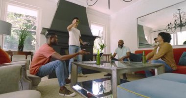 Kahve masasının etrafında çeşitli erkek arkadaşlar, not defteri kıvılcımları, biraları geçmek, dizüstü bilgisayarı incelemek. Sosyalleşme, dostluk, eğlence, kutlama, günlük yaşam tarzı, arkadaşlık.