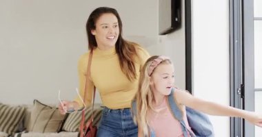 Çeşitli aile üyeleri giriş kapısında toplanıyor, kız sırt çantasıyla yarışıyor, aile anahtarlarını tutuyor. Aile, ev, birleşme, birliktelik, sıcaklık, sevgi, yaşam tarzı.