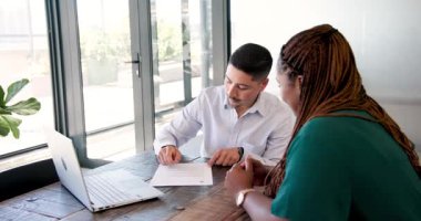 Afrikalı Amerikalı bir kadın modern ofiste genç bir adamla bilgisayarla yazılı kontratı tartışıyor. Sözleşme, müzakere, işbirliği, profesyonellik, minimalizm, çalışma alanı, iletişim