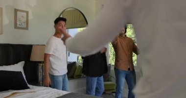 Çeşitli stil modelleri yatak odasına giriyor. Yaka ölçüsü, ceket uydurma kravatı ayarlıyor. Moda, terzilik, profesyonel, işbirliği, zarafet, hazırlık, atölye