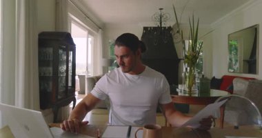 Parmak izi toplama, masa tarama çizelgelerinde adam, dizüstü bilgisayarda daktilo, not defteri, kahve yudumlama. Yaratıcı çalışma alanı, konsantrasyon, modern iç mekan, üretkenlik, tasarım süreci, günlük ortam, odaklı çalışma