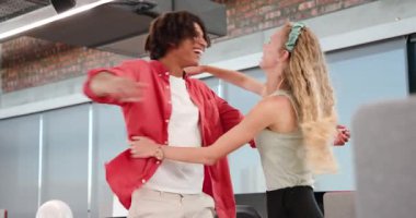 Çeşitli iş arkadaşları açık ofis çalışma yerinde mum ve balonlarla doğum günü pastalarını değiş tokuş ediyorlar. Resmi kutlama, şenlik, sürpriz, kurumsal ekoloji, takım oluşturma, modernleşme, canlı