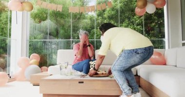 Modern evde 60. doğum gününü kutlayan kıdemli arkadaşlar pasta, balon ve içkileri paylaşıyorlar. Kutlama, dostluk, neşe, toplanma, coşku, modern, dekorasyon, parti