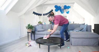 Kutlamadan sonra, üst düzey çift tavan arasını pasta tepsisinden, balonlardan ve süpürgeli konfetiden temizliyor. Kutlama, takım çalışması, yerli, rahat, rahat, neşeli, yenileme