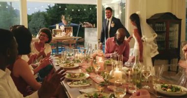 Konuklar ilk dansı yapmak için mum ışığında masadan kalkan Asyalı çift girdap yapıyor. Kutlama, romantizm, zarafet, konukseverlik, gelenek, samimiyet, cazibe