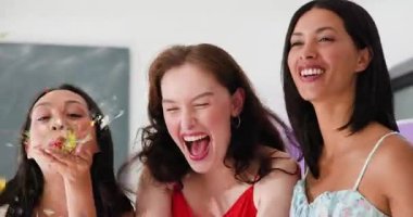 Tam o sırada çeşitli bayan arkadaşlar evde oturup kutlama ve dans ederken konfeti üflüyorlar. Şenlik, kutlama, neşe, yoldaşlık, coşku, coşku, neşe