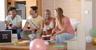 Arkadaşlar yeni işi pasta ve içkilerle kutluyor, birlikte eğleniyorlar. Kutlama, dostluk, başarı, parti, mutluluk, toplanma