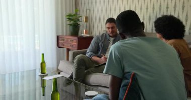 Hoparlörden sonra çeşitli erkek arkadaşların evde fikir alışverişinde bulunması ve arkadaşının deftere yazı yazması istendi. İşbirliği, tartışma, yoldaşlık, rahatlama, sohbet, iç mekan, gelişigüzel