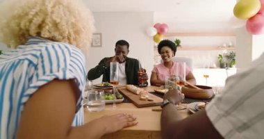 Çeşitli arkadaşlar şenlik ortamında evde içki içip kahkaha atıyorlar. Kutlama, parti, arkadaşlık, kapalı alan, neşe, rahatlama