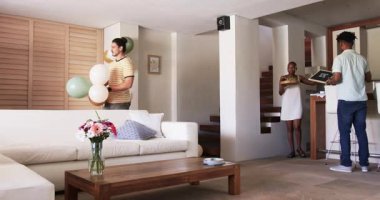 Partide, Arkadaşlar evde kutlama hazırlığı yapıyor, balonlarla abur cubur ve içecek hazırlıyorlar. parti, dostluk, birliktelik, toplanma, içecekler, dekorasyon