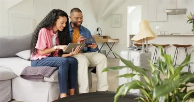 Tablette yer ayırtmak Afro-Amerikan çiftlerin kanepe planlama gezisinde sarılmasına neden oluyor. Lüks, gündelik, modern, teknoloji, rahatlama, şefkat, iç mekan