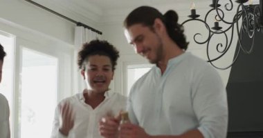 Çeşitli arkadaşlar, masada at kuyruklu adamı hediyeyle karşılıyor, şampanya bardaklarını patlatıyor ve dolduruyorlar. Kutlama, arkadaşlık, sosyal, neşe, zarafet, giysi, aksesuarlar